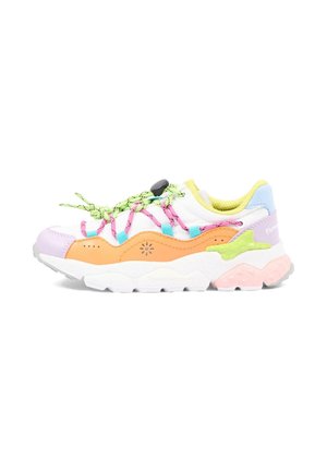 Sneaker bianca chunky con accenti in pastello arancione, viola, giallo, blu e verde, lacci neon verdi e rosa, e suola spessa bianca.