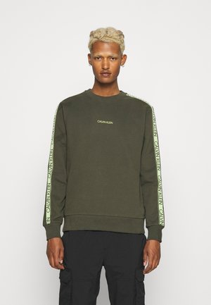 ESSENTIAL LOGO TAPE - Sweatshirt - dark olive