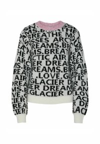 Biały sweter z czarnym napisem "Breathe", "Dreams", "Glacier" i innymi słowami, z różowym prążkowanym dekoltem i białymi mankietami.