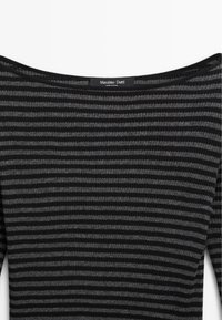 Zwart en grijs gestreepte gebreide top met ribbeltextuur en een brede halslijn. Label geïdentificeerd als Massimo Dutti, gemaakt in China.