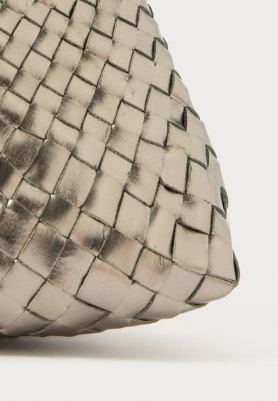 Gevlochten leren tas van metaal met een gestructureerd oppervlak, opvallend door een ruitpatroon en een taps toelopende driehoekige vorm.