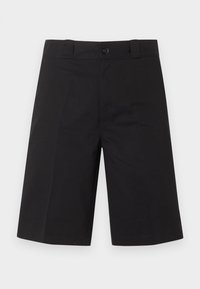 Shorts noirs sur mesure mi-longueur jusqu'aux genoux, avec passants pour ceinture et fermeture à boutons à l'avant, sur fond blanc uni.
