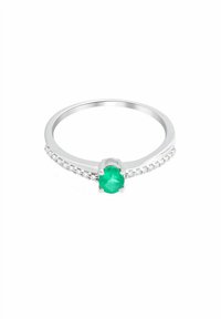 Anello in argento sterling con un brillante smeraldo verde in una montatura a griffe, accentuato da piccole pietre trasparenti lungo la fascia.