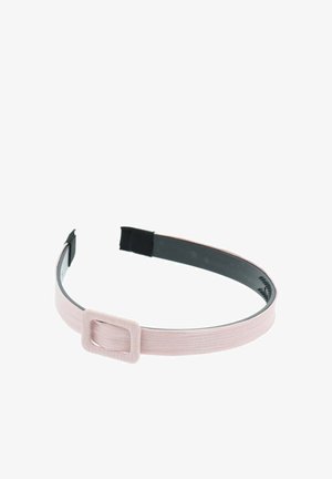 Diadema de tela rosa con un acabado texturizado y un adorno rectangular tipo hebilla. Flexible, con un forro interior negro para mayor comodidad y ajuste.