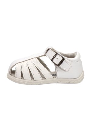 Sandalia blanca para bebé con múltiples tiras, hebilla lateral y talón cerrado sobre fondo blanco.