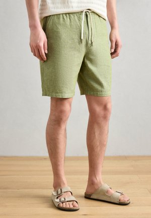 SEASONAL CORE  FAVE BERMUDA - Shorts - calla green