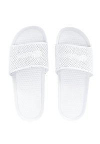 Witte rubberen slidesandalen met een gestructureerde band en zool, voorzien van een logo dat in de band is gedrukt. Eenvoudig, open-teens ontwerp.