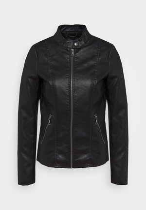 Czarna kurtka ze sztucznej skóry z kołnierzem typu stojącego, przednim zamkiem błyskawicznym i dwoma bocznymi kieszeniami na zamek. Posiada pionowe przeszycia detaliczne.