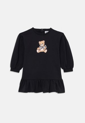 Crna haljina dugih rukava s nabranim rubom i grafikom medvjedića sprijeda, napravljena od mekog materijala s glatkom teksturom.