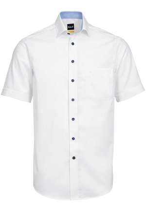 Camicia bianca a maniche corte con chiusura a bottone, colletto interno azzurro chiaro, bottoni blu navy e una tasca sul petto.