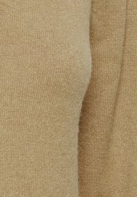 Pulover tricotat bej, textură moale, design cu decolteu în V, țesătură ribbed, formă ajustată, prezentând o culoare uniformă fără modele sau embellishments.