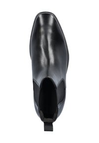 Zwarte leren enkellaars met een spitse neus, elastische zijpanelen, een gestructureerde binnenkant en een trekker aan de hiel voor gemakkelijk aan- en uittrekken.