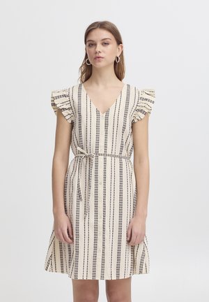 Abito a righe beige con maniche corte a balze, scollatura a V, bottoni frontali e vita con laccio, caratterizzato da linee nere verticali e una gonna a svaso.