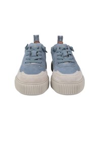 Sneaker blu in suede con accenti beige, suole testurizzate e lacci flessibili. Caratterizzati da un piccolo tag a loop sul retro per un indossamento facile.
