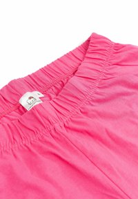 Pantaloni corti con cinturino elasticizzato rosa realizzati in cotone morbido con una superficie liscia, con etichetta Hello Kitty.