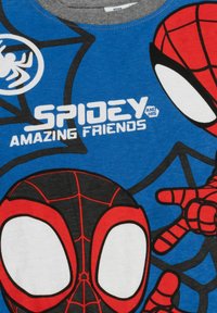 T-shirt in cotone blu con grafiche di Spider-Man rosse e bianche, testo "SPIDEY E I SUOI AMICI INCREDIBILI" e un logo di ragno sul colletto grigio.
