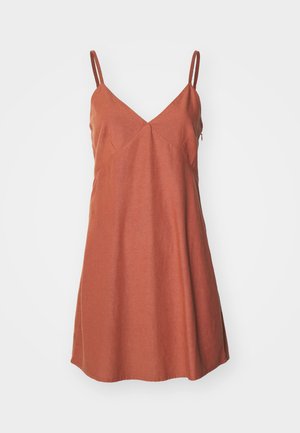 Rostfarbiges, ärmelloses Kleid mit V-Ausschnitt, ausgestattet mit einem ausgestellten Saum und schrägen Nähten für ein strukturiertes Design. Hergestellt aus leichtem Stoff.