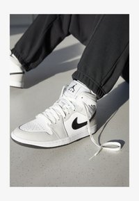 Não selecionado, grey fog/black/white