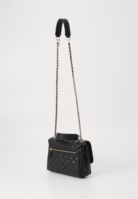 Schwarze, gesteppten Lederhandtasche mit abnehmbarem Kettenriemen und einem oberen Tragegriff. Verfügt über eine Front-Reißverschlusstasche und eine klare Struktur.