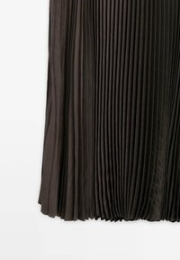 Dunkel gefalteter Stoff mit glatter Textur, der vertikale Falten und einen Saum aufweist, der sich sammelt. Einfarbig ohne sichtbare Muster.