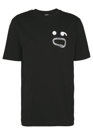 T-shirt noir à manches courtes avec petit motif blanc représentant un mousqueton et deux formes abstraites sur le côté gauche de la poitrine, étiquette de la marque à l'intérieur du col.