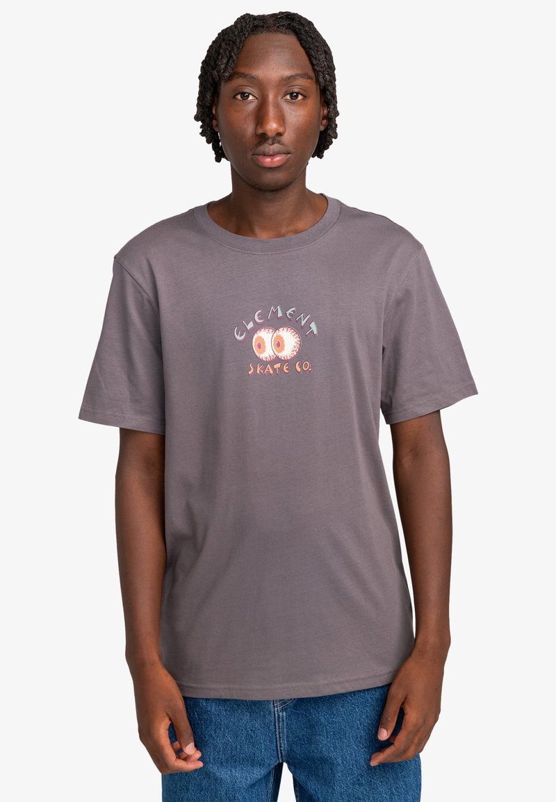 Camiseta de algodón gris con un gráfico colorido de ojos y el texto "Element Skate Co." en la parte frontal. Mangas cortas, cuello redondo.
