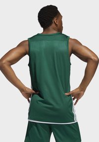 Rotes Basketball-Trikot aus dunkelgrünem Netzstoff, mit rundem Halsausschnitt und weißen seitlichen Streifen, im athletischen Schnitt.