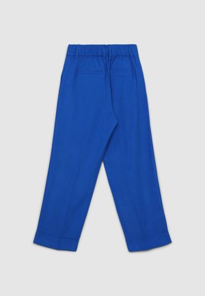 Pantalon court bleu avec une taille élastique, deux poches latérales et une texture lisse, présentant une coupe droite et des plis marqués.