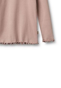 Chemise à manches longues côtelée marron clair avec des bords froncés aux manches et à l'ourlet, avec une petite étiquette de marque en tissu sur le côté.