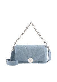 Borsa a tracolla in denim trapuntato blu chiaro con logo circolare argentato, dotata di tracolla a catena staccabile e chiusura a pattina dalla texture liscia.
