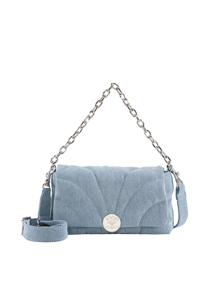 Borsa a tracolla in denim trapuntato blu chiaro con logo circolare argentato, dotata di tracolla a catena staccabile e chiusura a pattina dalla texture liscia.