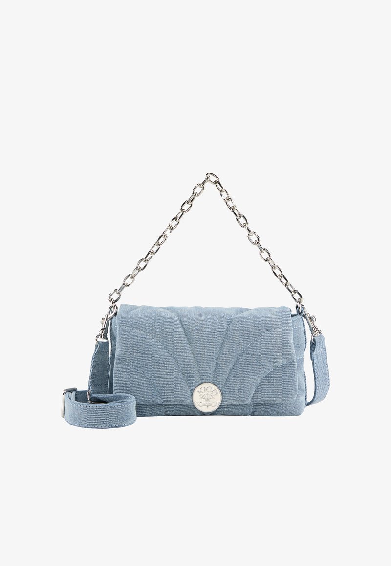Borsa a tracolla in denim trapuntato blu chiaro con logo circolare argentato, dotata di tracolla a catena staccabile e chiusura a pattina dalla texture liscia.