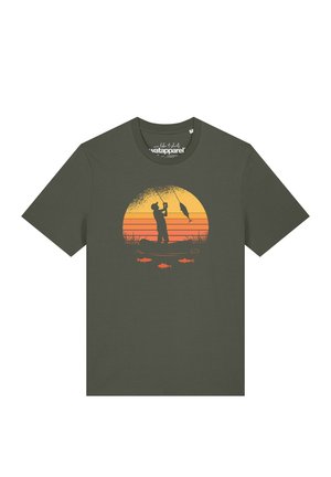 Dunkelgrünes T-Shirt mit der Silhouette einer Person, die bei Sonnenuntergang auf einem Boot angelt, und orangefarbenen Fischen, die darunter schwimmen.