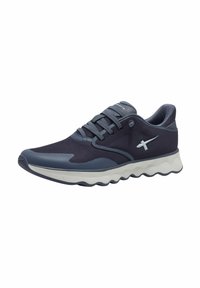 Navyblaue Sportschuhe mit einem strukturierten Mesh-Obermaterial, kontrastierenden hellblauen Akzenten, einer dicken gewellten weißen Sohle und flachen Schnürsenkeln.
