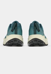 Matkarajajalatsid türkiissinise ja helesinise disainiga, millel on tekstureeritud kangas, tugevdatud konts ja vastupidav must kummist tald.