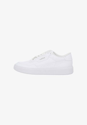 Sneaker bianco in pelle con finitura liscia, punta rotonda e lacci piatti. Presenta una suola in gomma texturizzata e dettagli di perforazione discreti.