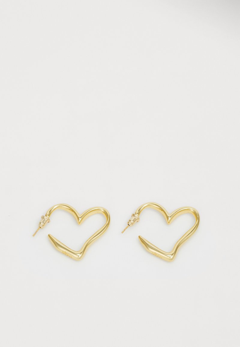 Zelta gredzendveida auskari, kas veidoti sirdī līdzīgās kontūrās, ar gludu apdari un smailu akcentu apakšā. Droša stieples aizdare.