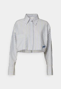 Camicia a maniche lunghe con bottoni, tagliata, con righe verticali blu e bianche, dotata di due tasche frontali e logo ricamato all'orlo.
