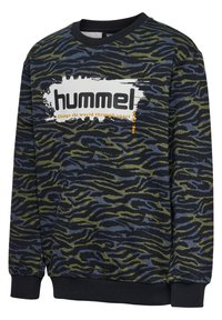 Sweatshirt med tigerrandmønster i sort, oliven og marineblå, hvidt malingstænk-logo med teksten "hummel" og orange tekst "Change the world through sport."