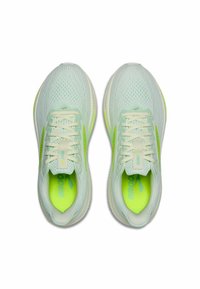 Lichtgroene hardloopschoenen met een ademende mesh bovenkant, witte veters en felgeelgroene accenten op de zool en zijkanten.
