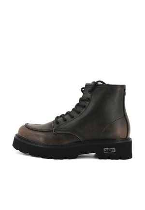Stivale alla caviglia in pelle nera e marrone con lacci, suola in gomma spessa e logo del marchio in metallo sul tallone.