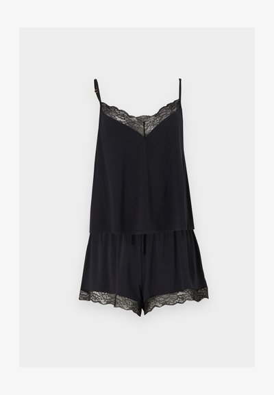 Μαύρο αμάνικο τοπ και σορτς με λεπτομέρεια δαντέλας στο λαιμό και στο τελείωμα, ρυθμιζόμενες τιράντες και κορδόνι στη μέση των σορτς.