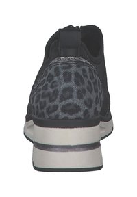Scarpa nera con tacco a stampa leopardata testurizzata, parte superiore liscia e soletta imbottita con righe in accenti grigio e bianco.