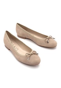 Beżowe zamszowe baleriny z niskim obcasem, okrągłym noskiem oraz ozdobną kokardą z detalem w srebrnym kolorze z przodu. Gładka podszewka wewnętrzna.