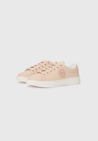 Sneakers in pelle rosa con suole in gomma bianche, punta rotonda e design con lacci. Presentano un sottile dettaglio logo sul lato e una texture liscia.