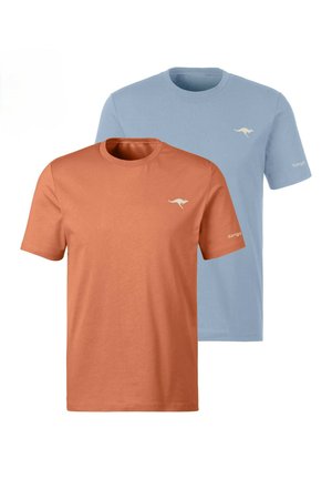 Zwei schlichte T-Shirts mit kurzen Ärmeln und Rundhalsausschnitt, eines rostorange und eines hellblau, jeweils mit einem kleinen Känguru-Logo auf der Brust.