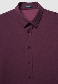 Bordeauxfarbenes Hemd mit Knöpfen und leichtem Glitzern, ausgestattet mit einem klassischen Kragen, einer Sieben-Knopf-Leiste und einem weichen, strukturierten Stoff.