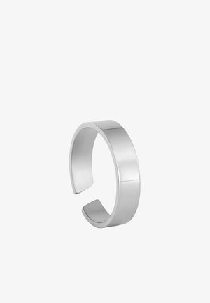 Ezüst színű, széles, sima fémgyűrű nyitott végű kialakítással, alkalmas ujjra vagy lábujjra.