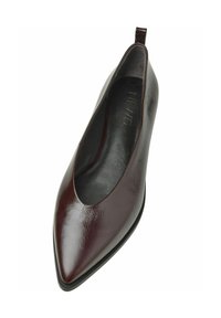 Pompe pointue en cuir verni bordeaux ; présente un décolleté bas, une texture lisse et une semelle noire contrastante.