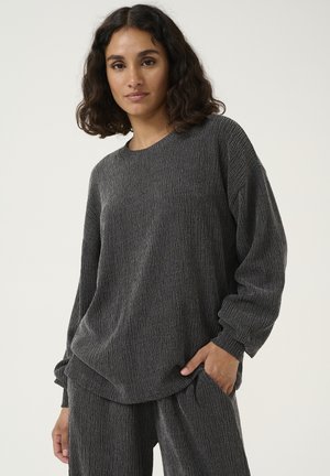 Grau strukturiertes Loungewear-Set bestehend aus einem langärmeligen Oberteil mit Rundhalsausschnitt und lockerer Passform, kombiniert mit passenden Hosen.